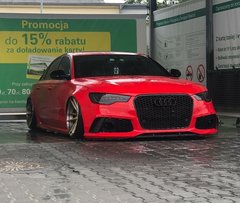 qrwa...jeździć się nie da...rzucają się co chwila na maske.