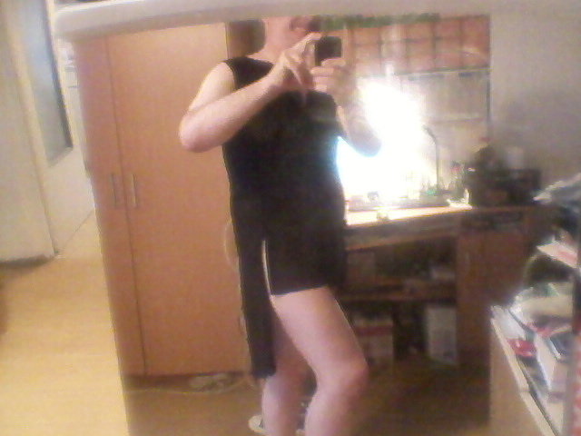 Piotrek przymierza czarną tunikę przed lustrem 22.09.2017 g.16.40.jpg - Wawa48