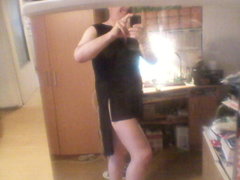 Piotrek przymierza czarną tunikę przed lustrem 22.09.2017 g.16.40.jpg