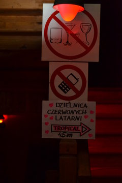 Kurtyzany i czerwone latarnie w Jacuzzi Club & Resort.