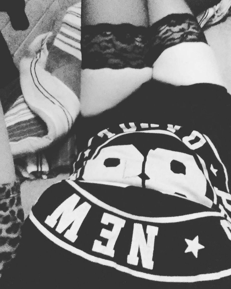 13389036_524207077765198_39294826_o.jpg - Red_lips_fingertips