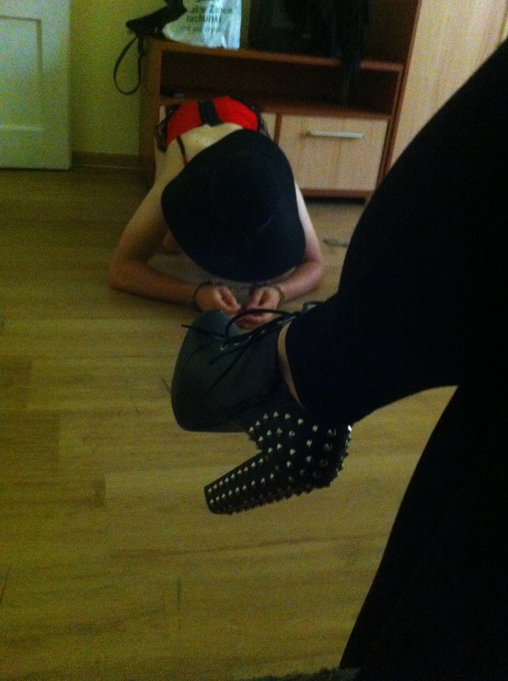 19238093_740359546149949_548609541838367203_o.jpg - Red_lips_fingertips