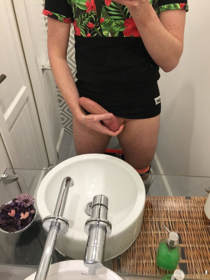 Późno w pracy w weekendowy wieczór - NudystMaleLove