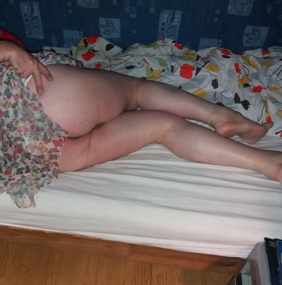 P cwelik w spódniczce i staniczku na łóżku pokazuje dupkę 11.01.2018 g.00.20.jpg - Wawa48
