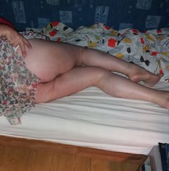 P cwelik w spódniczce i staniczku na łóżku pokazuje dupkę 11.01.2018 g.00.20.jpg