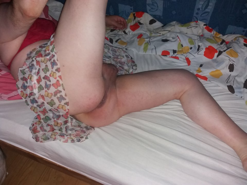 P cwelik w spódniczce i staniczku na łóżku pokazuje dziurkę podnosząc nogę 11.01.2018 g.00.20.jpg - Wawa48