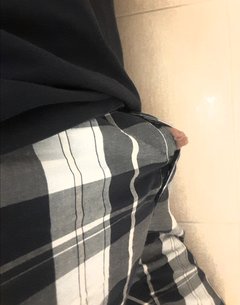 z pizamki coś wystaje