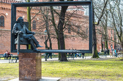 Wychodzi poza ramy ;)