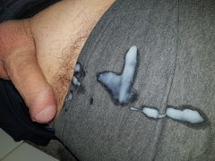 Nie wytrzymal porannych pieszczot :-)