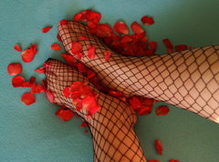 Skąpane w płatkach róż.