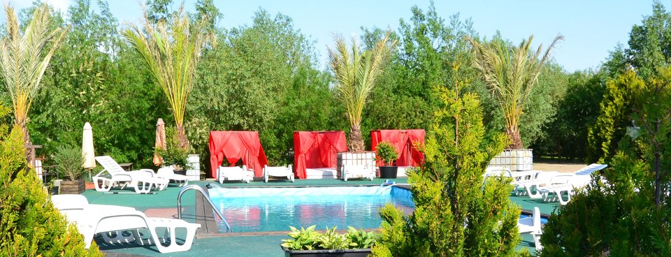 Baldachimy pod palmami w Jacuzzi Club & Resort - jacuzzi