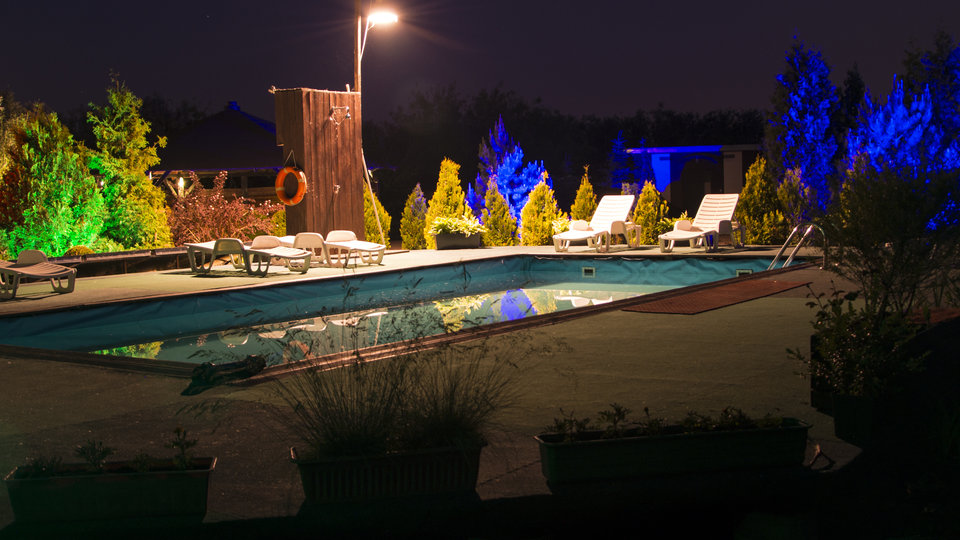 Zewnętrzny basen i plaża w nocy - jacuzzi