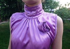 715094729_3_1000x700_elegancka-satynowa-bluzka-fioletowa-z-roza-