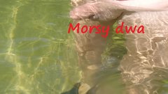 Maluszek się pławi.