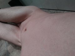 Na posadzce w kiblu.