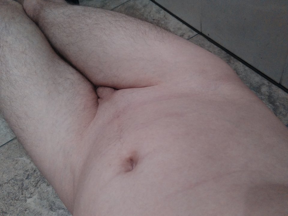 Na posadzce w kiblu. - tylko_nikt