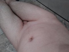 Na posadzce w kiblu.