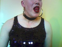 Kolczyk w języku da rozkosz Panu z dużą ilością spermy.