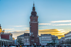 Ratusz w niskim słońcu