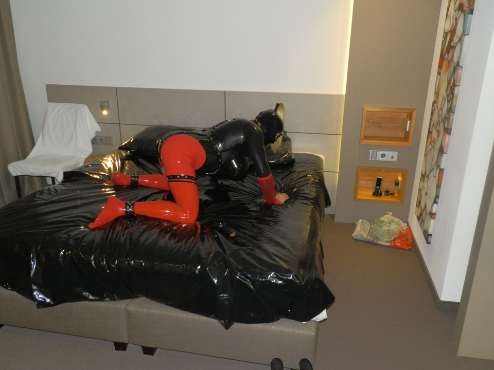 P3030047.JPG - latex_men_1977