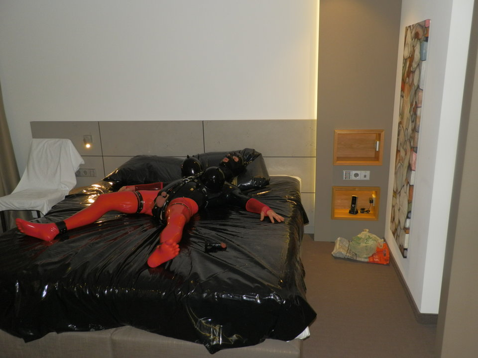 P3030042.JPG - latex_men_1977