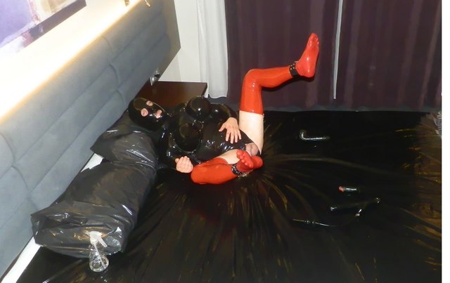 P8020030.jpg - latex_men_1977