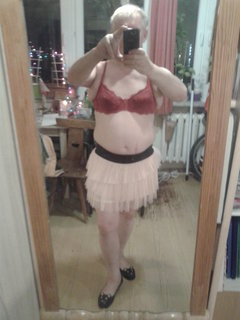 P cwelik w spódnicy i biustonoszu przed lustrem 31.12.2018 godz.23.53.jpg