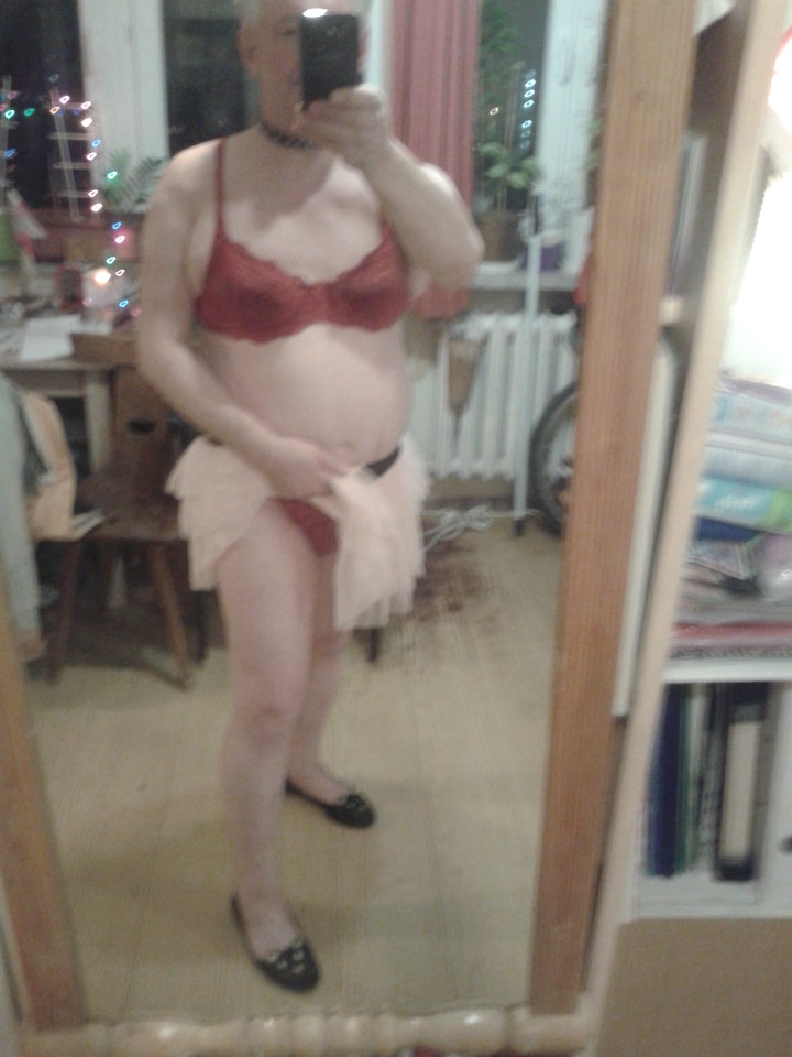 P cwelik pokazuje majteczki pod spódniczką przed lustrem 31.12.2018 godz.23.54.jpg - Wawa48