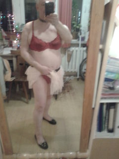 P cwelik pokazuje majteczki pod spódniczką przed lustrem 31.12.2018 godz.23.54.jpg