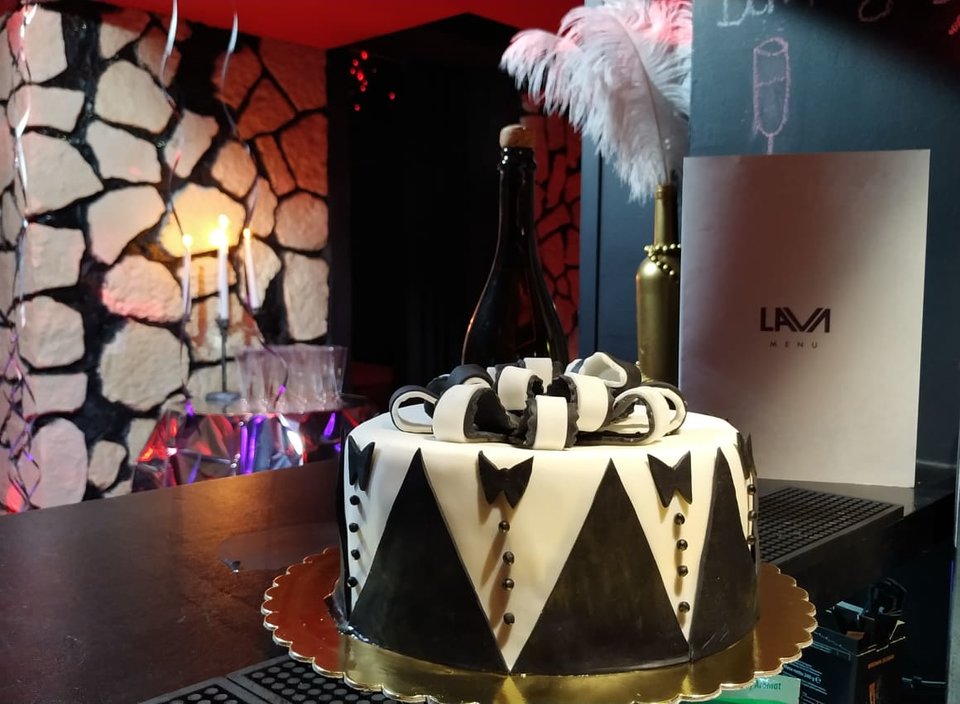 VIP - ELEGANT NIGHT - URODZINY VIPA - a taki był tort ;-) - LavaClub