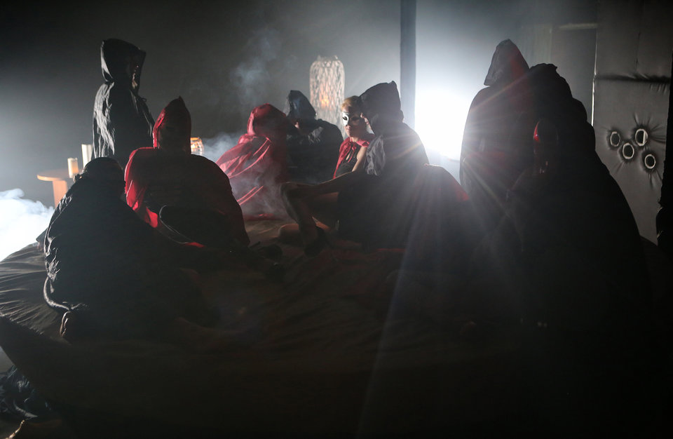 "Oczy szeroko zamknięte w JC&R". - jacuzzi