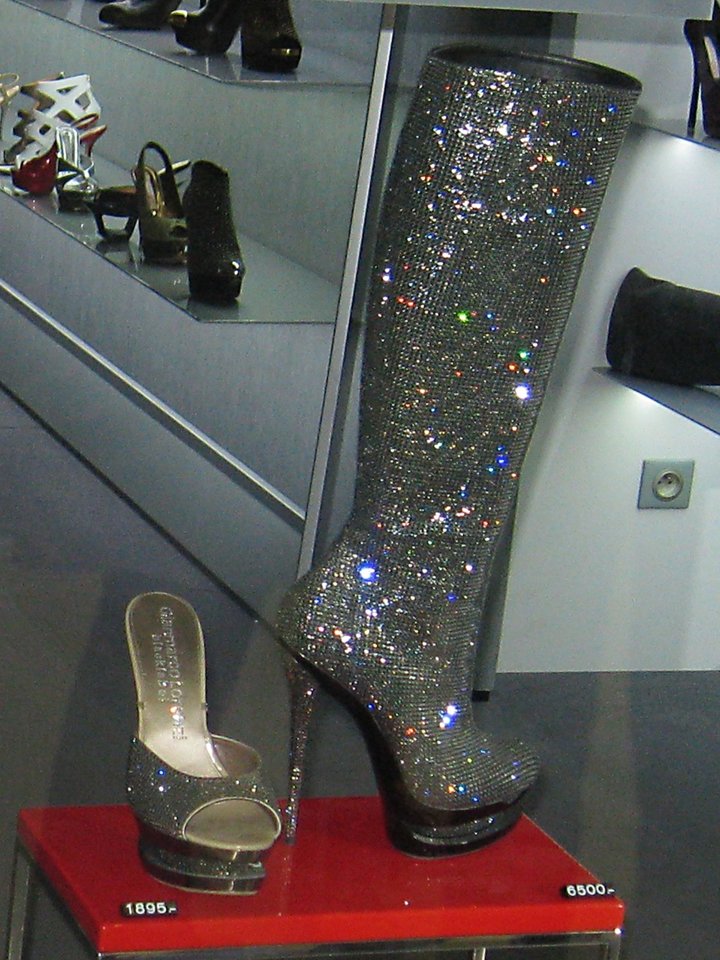 Paryż. Buciki a cena podana jest w euro. - 4couple