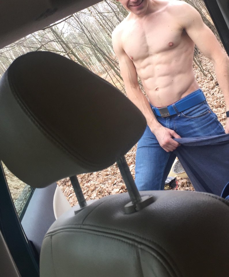 Któraś z Pań jest chętna ogrzać się przy kaloryferze??  - freeriderbike