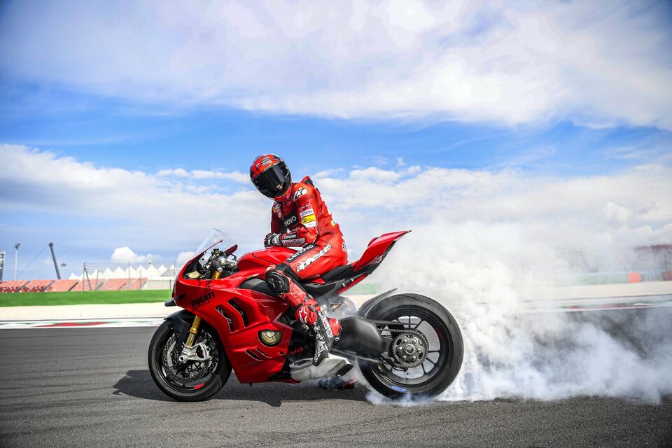 2022-ducati-panigale-v4-S-6.jpg - tedy42