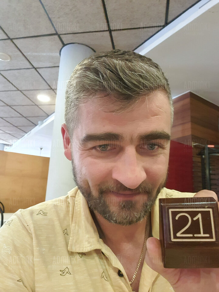 Nawet w restauracji stolik 21   a dziś 21 styczeń imieninowo - Adminki