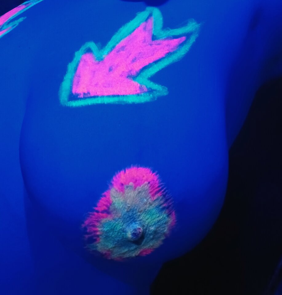 Neonowy cycek - agamich